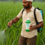 फसल पर नैनो यूरिया का छिड़काव करते हुए किसान